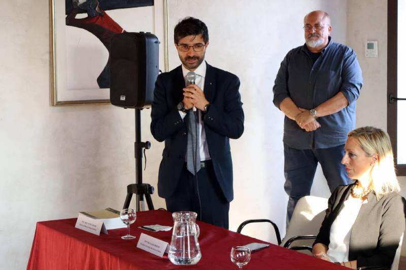 “Poesia, Potere, Ironia” Larraz inaugurazione