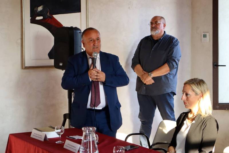 “Poesia, Potere, Ironia” Larraz inaugurazione