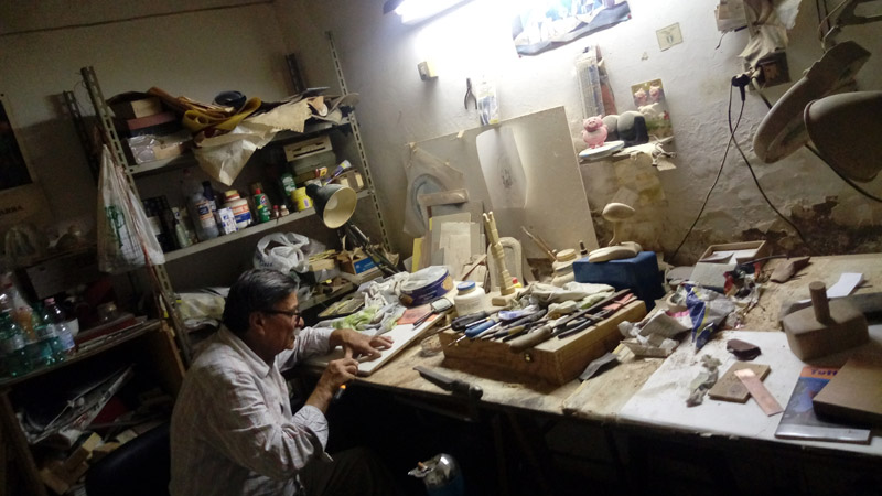 Il maestro Moussa nel suo studio