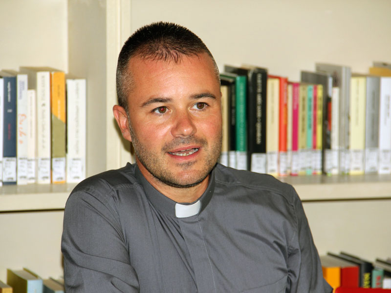 Don Emanuele, parroco di Villanova