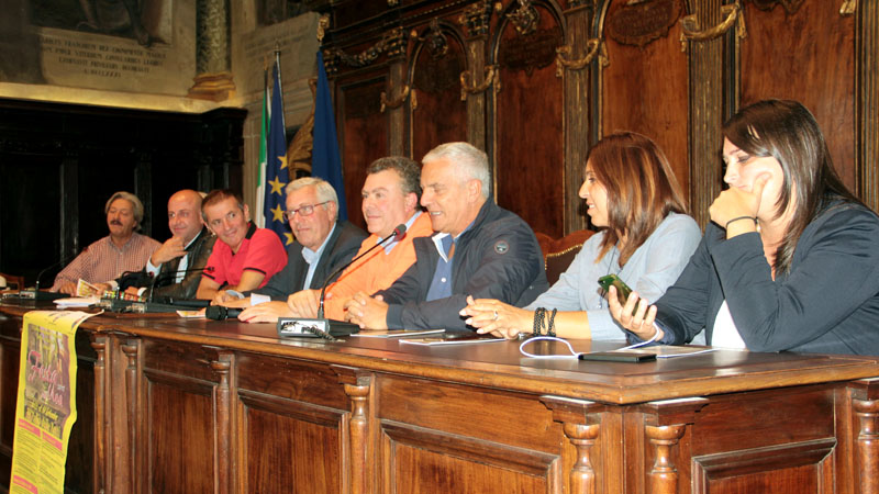 Il tavolo della conferenza stampa