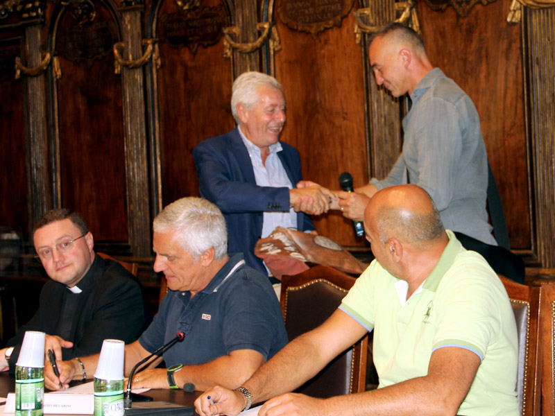 Il sindaco Michelini riceve il ciuffo storico da Ascenzi