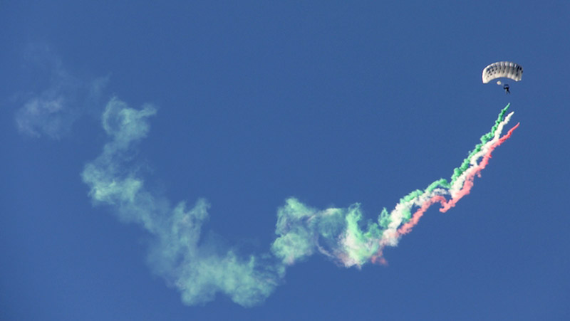 Uno dei paracadutisti, con i fumi tricolore