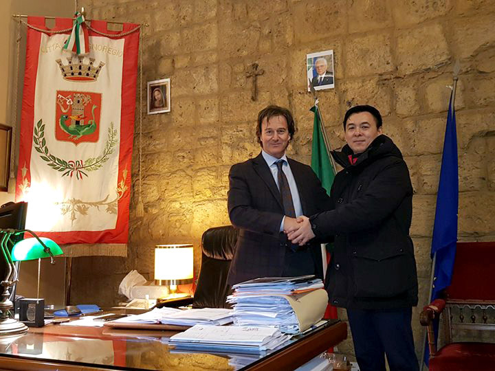 Bigiotti con Mr. Zhang Chunlei, General Manager della China International Travel Service