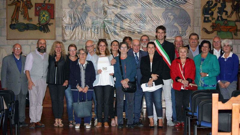 Gli studenti migliori con i professori e l'amministrazione