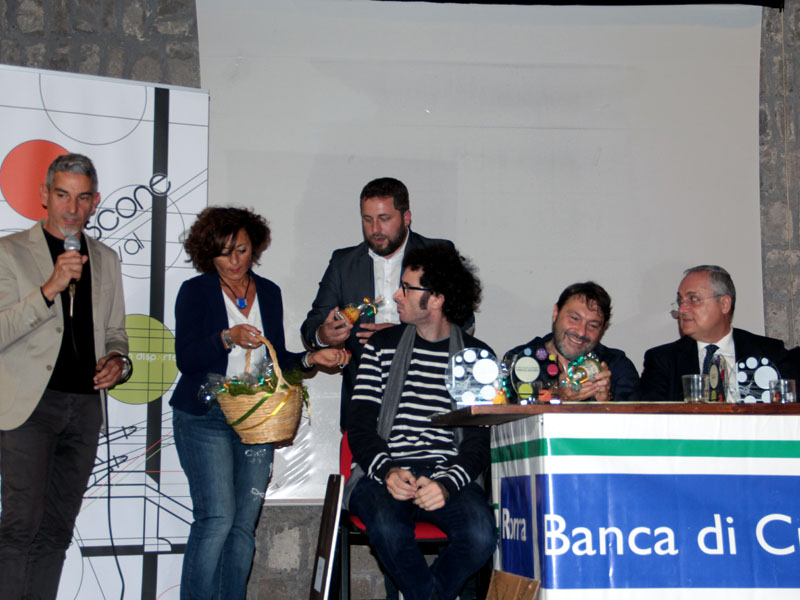 Paolo Manzi offre l'omaggio dell'Amministrazione