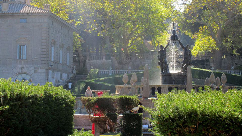 Un cardinale sul set (foto pagina FB Immagini da Bagnaia)