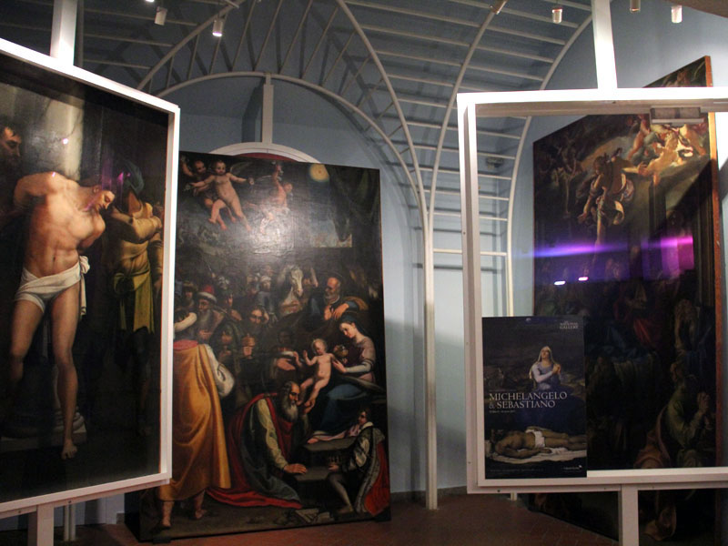 Le opere posizionate dietro le tavole di Sebastiano del Piombo (foto scattata a marzo 2017, con la Pietà in prestito al National