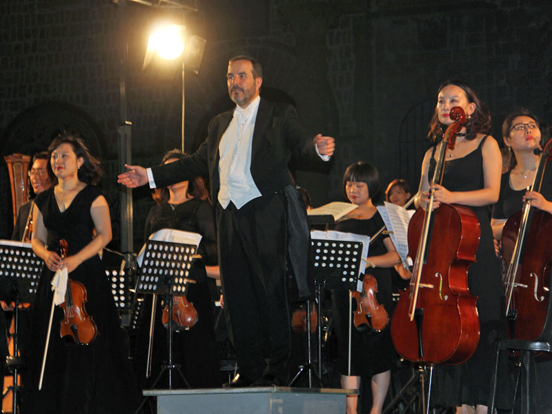 Stefano Vignati, direttore artistico del Festival Barocco, con l'Orchestra del Tuscia Operafestival