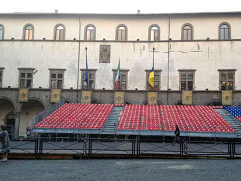 Le tribune davanti Palazzo dei Priori