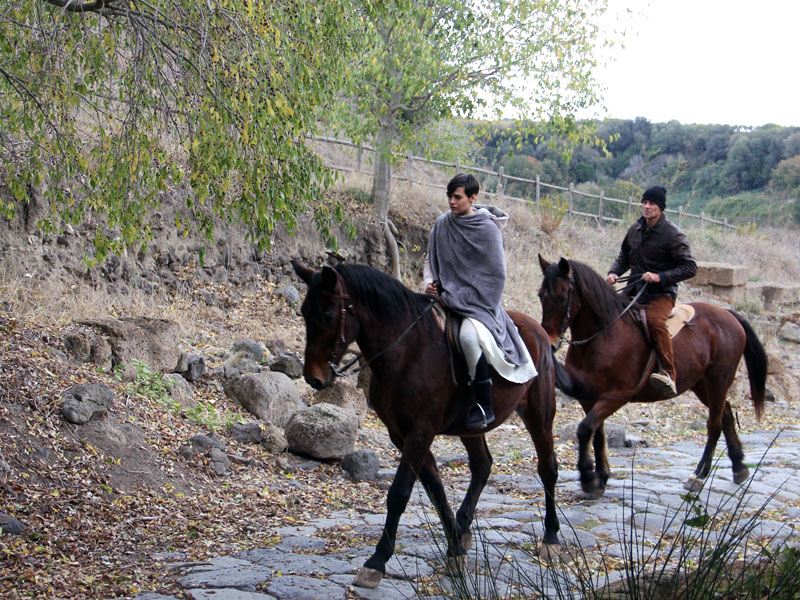 Alice e Fabio provano una delle scena a cavallo