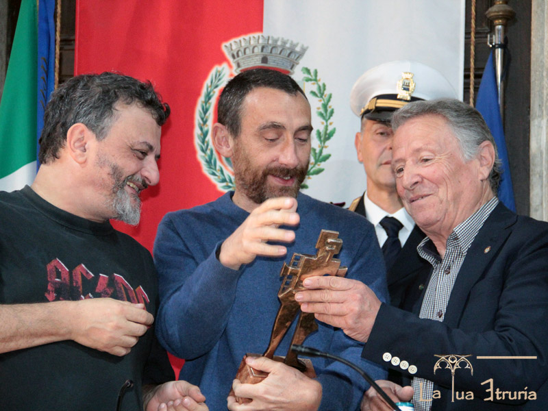 Il maestro Joppolo illustra l'opera ai fratelli Manetti