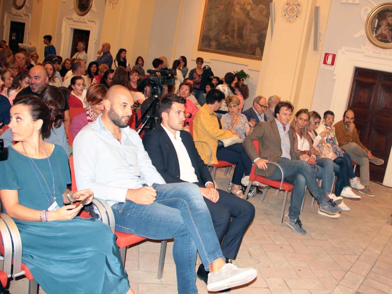 Il pubblico con l'amminsitrazione in prima fila