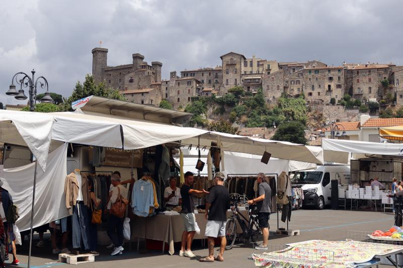 L’originale Consorzio de Gli Ambulanti di Forte dei Marmi® all'ombra della Rocca Monaldeschi